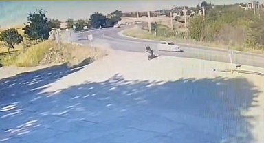 Bariyerlere çarpan motsiketin sürücüsü öldü; kaza anı kamerada