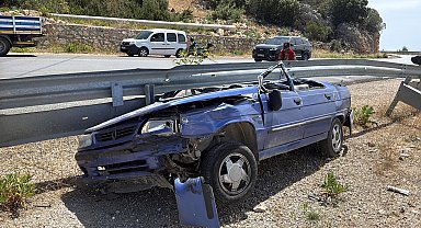 Bariyerlere çarpıp üst tavanı tamamen ezilen araçtan sağ çıktı