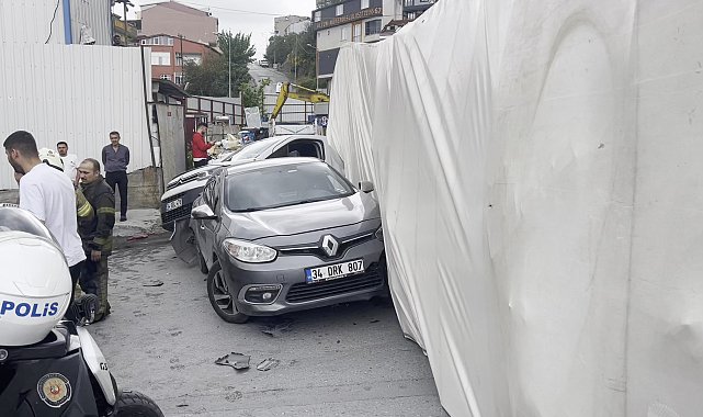 Başakşehir'de TIR iki aracın üzerine devrildi; otomobil sürücüsü yaralandı -1
