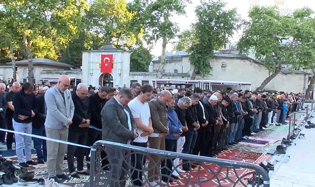 Bayram namazını Eyüpsultan Camii'nde kıldılar