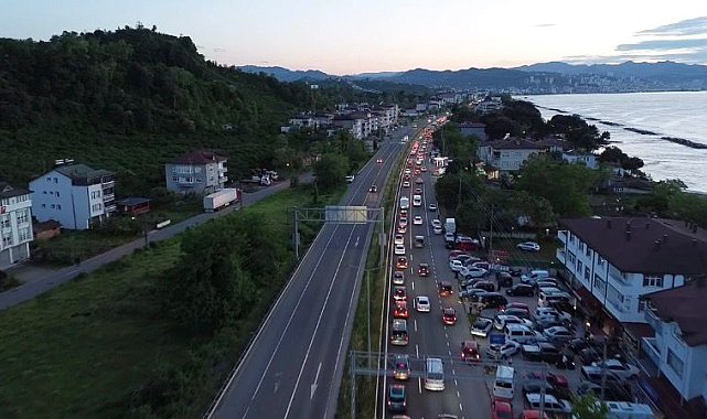 Bayram tatili dönüşü Karadeniz Sahil Yolu'nda yoğunluk