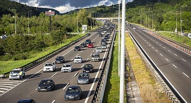 Bayram tatili dönüşünde otoyollarda araç yoğunluğu