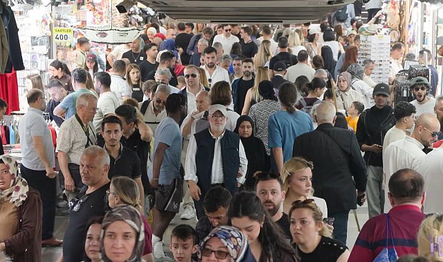 Bayram tatilinin son gününde Eminönü'nde alışveriş yoğunluğu