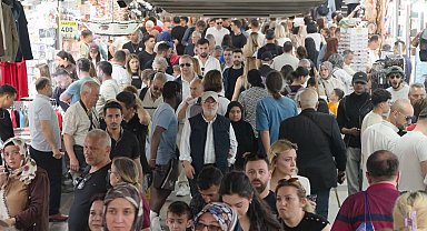Bayram tatilinin son gününde Eminönü'nde alışveriş yoğunluğu