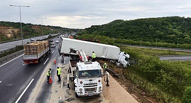 Beykoz'da 3 aracın karıştığı zincirleme kazada bariyerleri aşan TIR, yolun dışına çıktı
