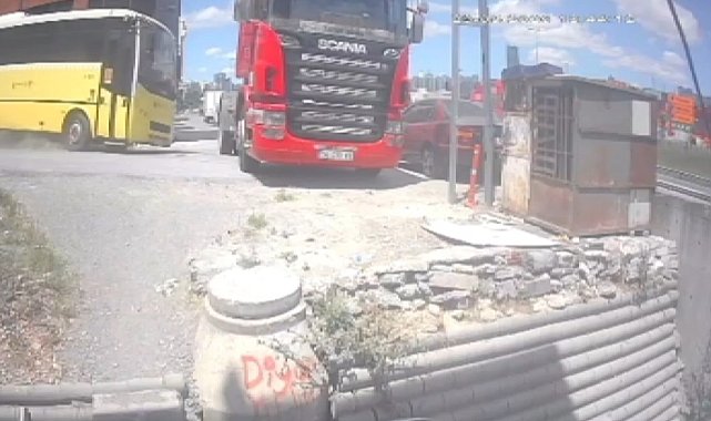 Beylikdüzü'nde freni boşalan İETT otobüsü TIR'a çarptı; kaza kamerada