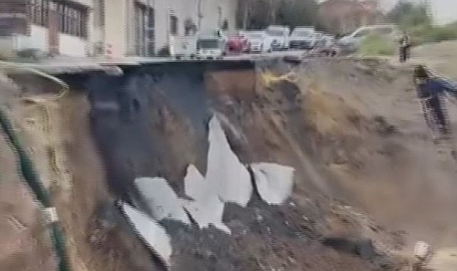 Beylikdüzü'nde inşaat çalışması sırasında yol çöktü; o anlar kamerada