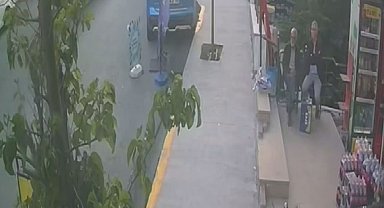 Beylikdüzü'nde skuter ile sokaktan caddeye çıkan çocuğa TIR çarptı; kaza kamerada