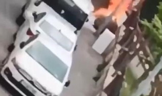 Beyoğlu'nda park halindeki otomobilin alev alev yandığı anlar kamerada