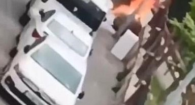 Beyoğlu'nda park halindeki otomobilin alev alev yandığı anlar kamerada