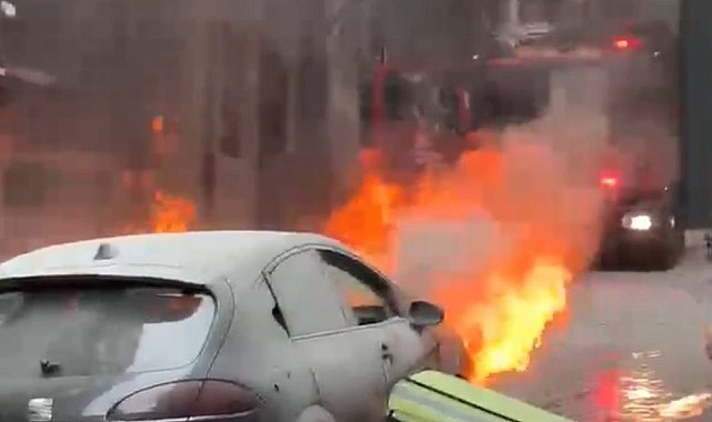 Beyoğlu'nda seyir halindeki otomobil alev alev yandı