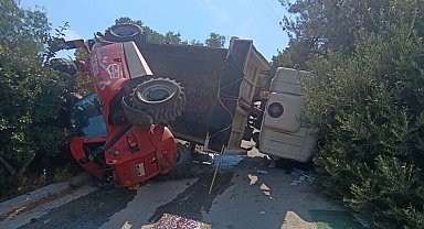 Bodrum'da iş makinesi taşıyan kamyon devrildi: 3 yaralı