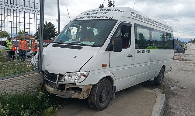 Burdur'da 3 aracın karıştığı kaza; 2'si çocuk 6 yaralı
