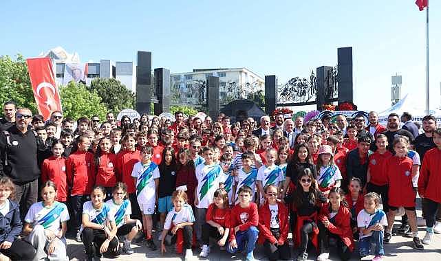 Bursa Cumhuriyet Meydanı’nda 19 Mayıs ruhu