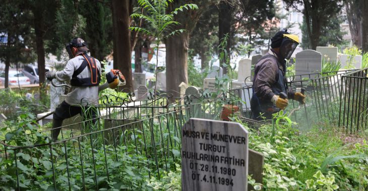Bursa’da mezarlıklar bayrama hazır