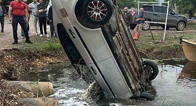 Bursa’da otomobil göle uçtu