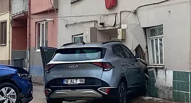 Bursa'da otomobil ile çarpışan cip eve girdi