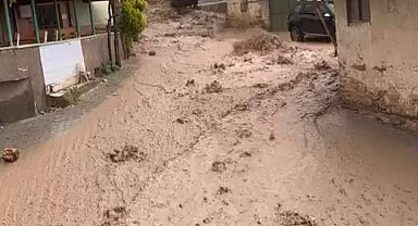 Bursa’da sel! Evleri su bastı, çatılar çöktü…