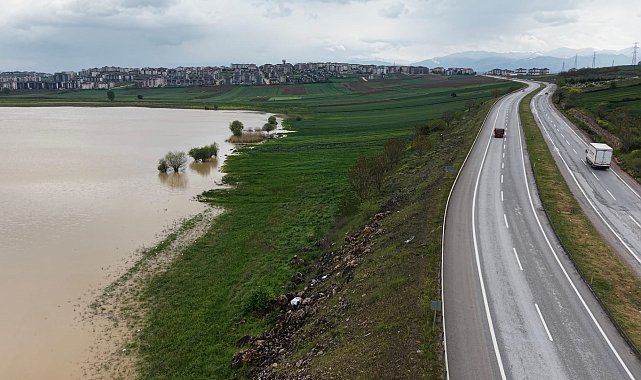 Bursa'da baraj gövdesinde izinsiz ekilen araziler su altında kaldı; 500 dekar alan dronla görüntülendi