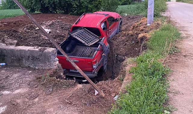 Bursa'da kamyonet, direğe çarpıp gübre çukuruna düştü: 1 yaralı