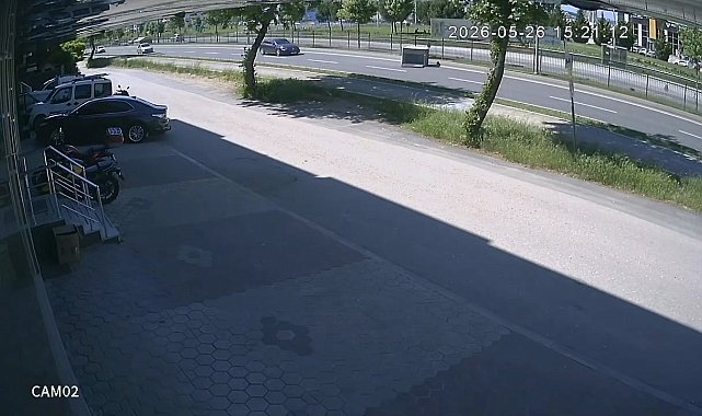 Bursa'da kamyonet kasasından demir kafes düştü; o anlar kamerada