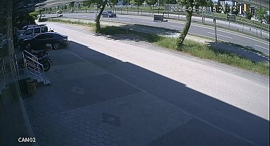 Bursa'da kamyonet kasasından demir kafes düştü; o anlar kamerada