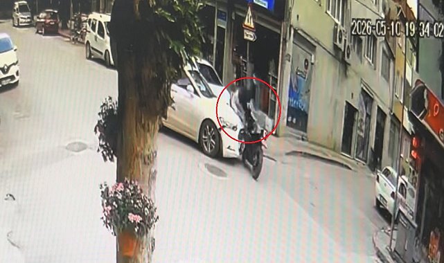 Bursa'da otomobil ile çarpışan motosiklet sürücüsü yaralandı; kaza kamerada