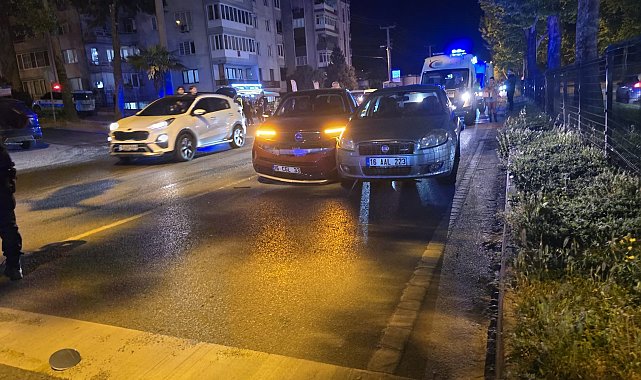 Bursa'da otomobil, kırmızı ışıkta bekleyen otomobile çarptı: 3 yaralı