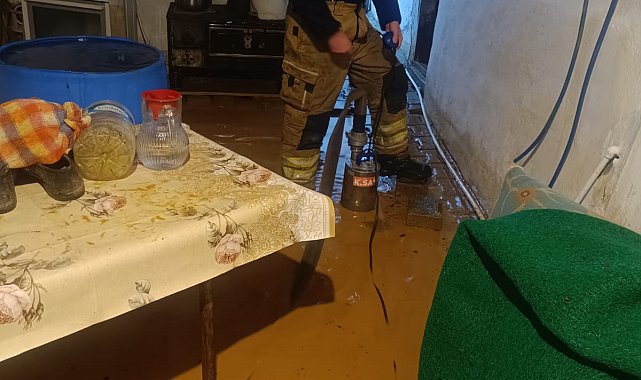 Bursa'da sağanak hayatı olumsuz etkiledi bazı evleri su bastı