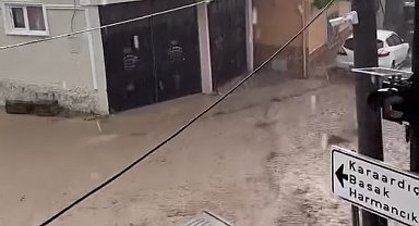 Bursa'da sel meydana geldi; evleri su bastı, çatı çöktü