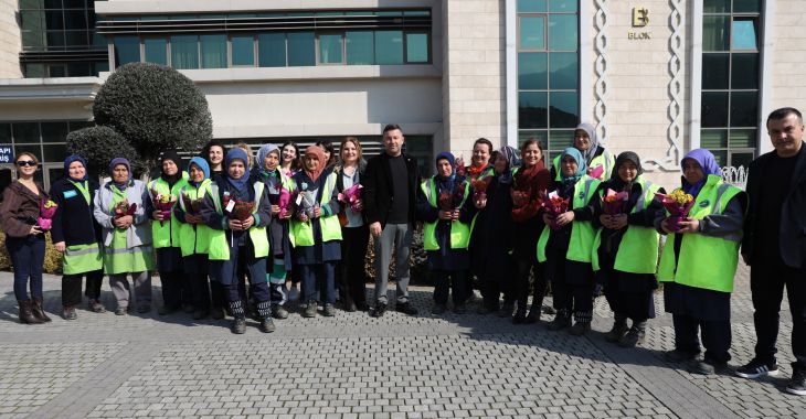 Büyükşehir'den kadın çalışanlara çiçek jesti