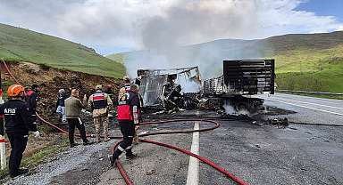 Çarpışan TIR'lar alev aldı, 2 şoför yanarak can verdi