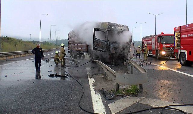 Çekmeköy'de bariyerlere çarpan TIR yandı