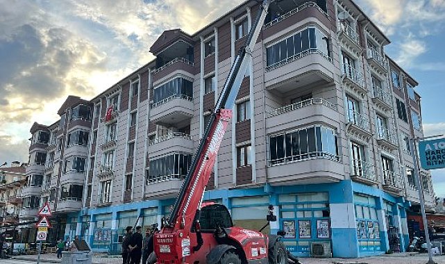 Cenaze, 4'ücü kattan teleskopik forkliftle indirildi