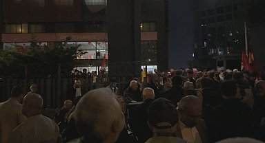 CHP İstanbul İl Başkanlığı'nın önünde 'mutlak butlan' kararına tepki