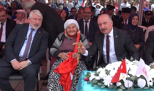 Çorum'da 90 yaşındaki kadın, marşlarla bayramı kutladı