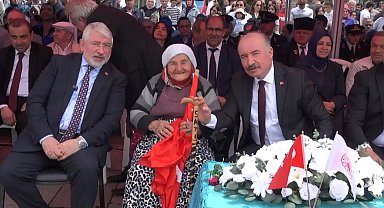 Çorum'da 90 yaşındaki kadın, marşlarla bayramı kutladı