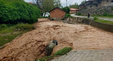 Çorum'da dolu ve sağanak sele neden oldu