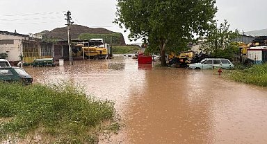 Çorum'da sağanak ve dolu: Yollar su altında kaldı
