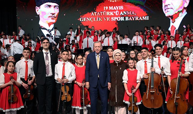 Cumhurbaşkanı Erdoğan ve eşi Emine Erdoğan, Cumhurbaşkanlığı Çocuk Orkestrası ve Korosu konserine katıldı