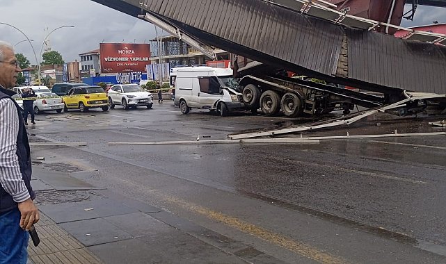 Damperi açık kalan kamyon üst geçide çarptı: 3 yaralı