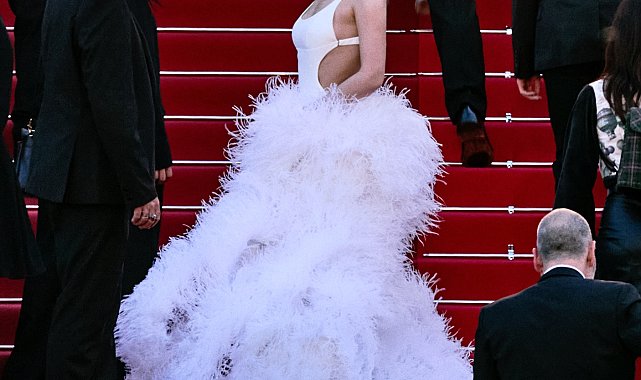 Demet Özdemir Trendyolmilla imzalı elbisesiyle Cannes kırmızı halısında