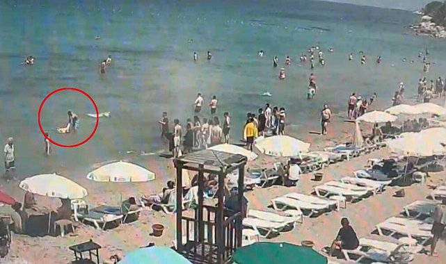 Denizde boğulma tehlikesi geçiren Çinli turist kurtarıldı; o anlar kamerada