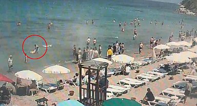 Denizde boğulma tehlikesi geçiren Çinli turist kurtarıldı; o anlar kamerada
