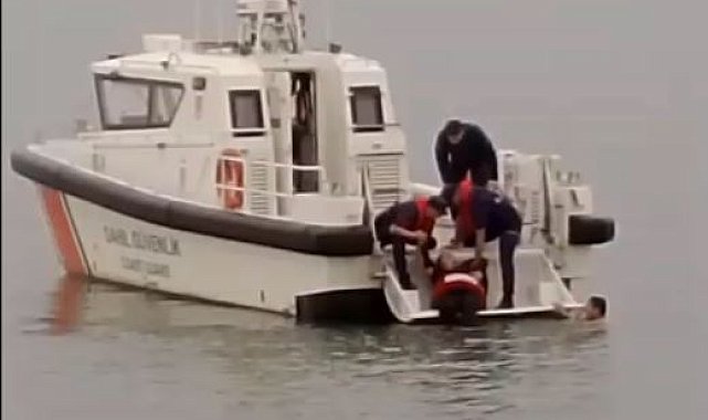 Denize atlayan kadını itfaiye eri kurtardı