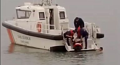 Denize atlayan kadını itfaiye eri kurtardı