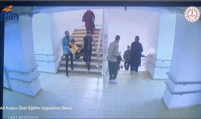 Depremde engelli öğrencilerin öğretmenleri tarafından tahliyesi kamerada