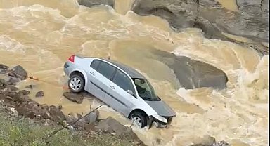 Dereye savrulan otomobilin sürücüsü yaralandı