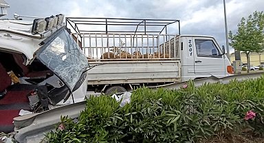 Devrilen kurbanlık yüklü kamyonetin sürücüsü yaralandı