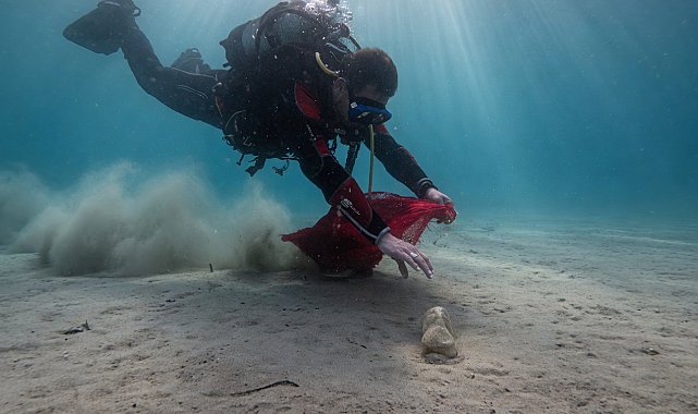Dip temizliğinde göletten araba lastiği, semaver ve mangal çıktı